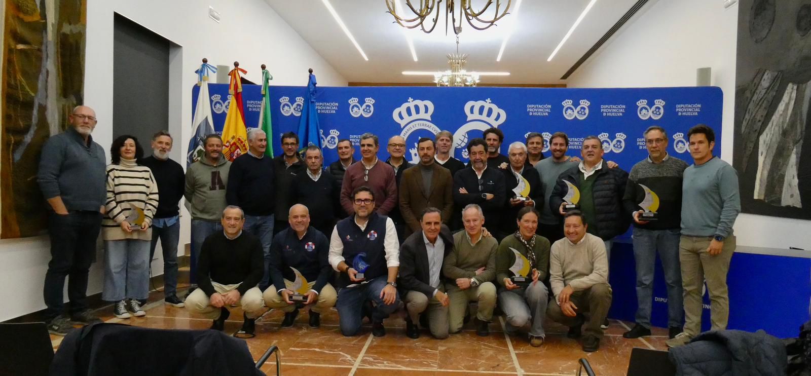 Todos los galardonados en la entrega de trofeos de la XI Liga Interclubes Bahía de Huelva