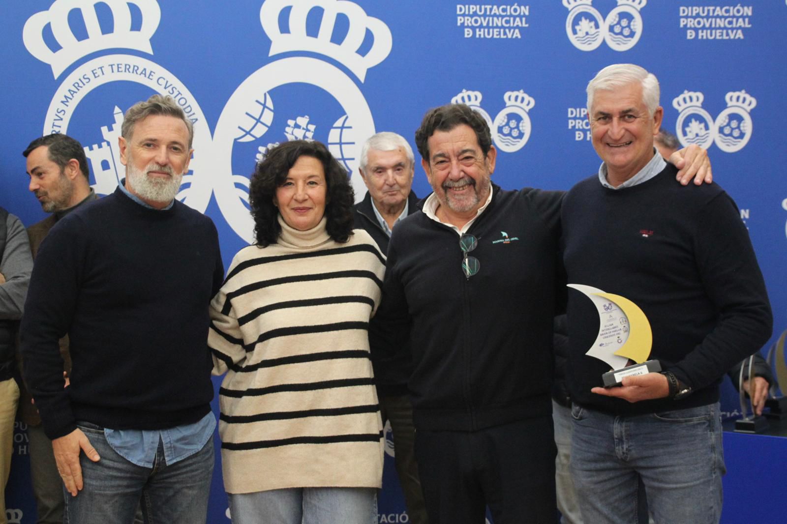 Los tripulantes de Isla Canela 6 posan con su trofeo